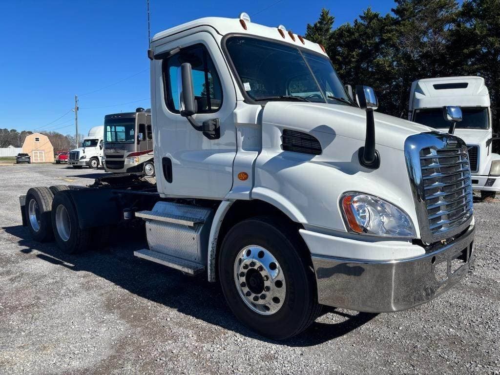 2020 Freightliner Cascadia 113 image 3