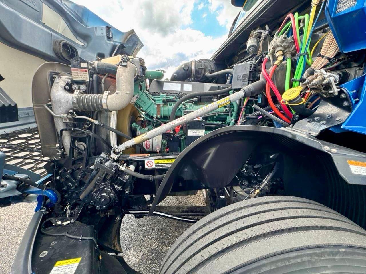 2022 Volvo VNL64T860 image 7