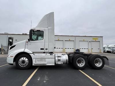 2021 Volvo VNR image 4
