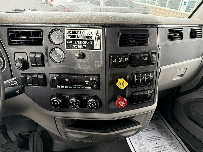 2021 Peterbilt 579 image 13
