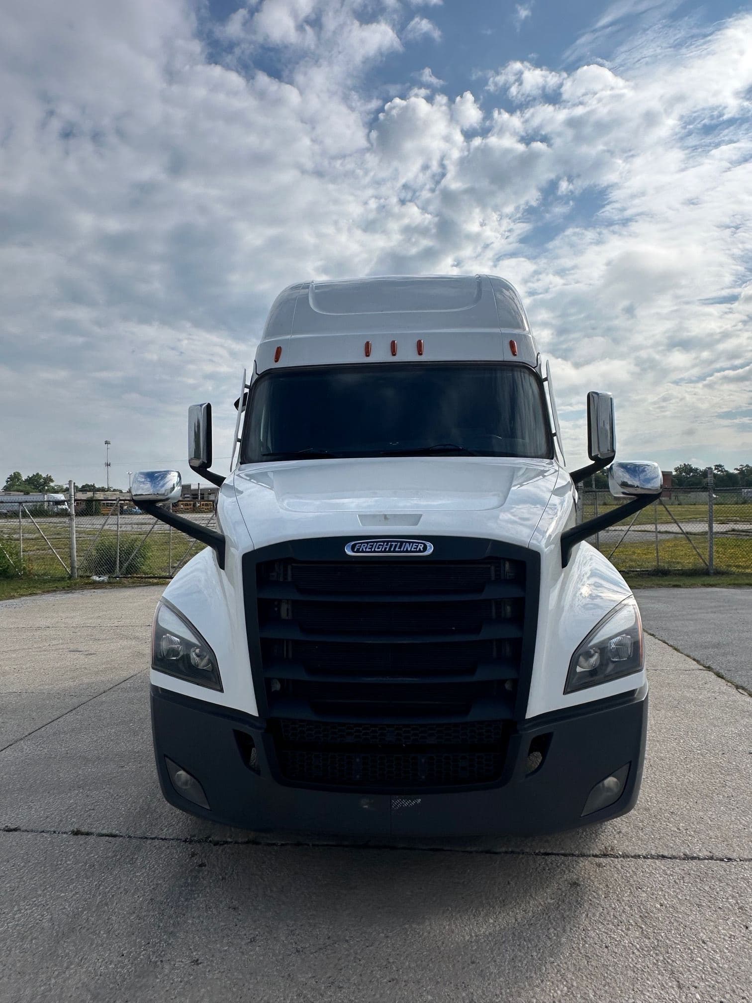2022 Freightliner Cascadia image 2