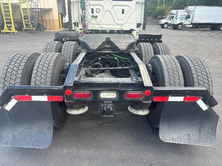 2019 Freightliner Cascadia 126 Day Cab Truck - 455HP, 10 Speed Manual image 6