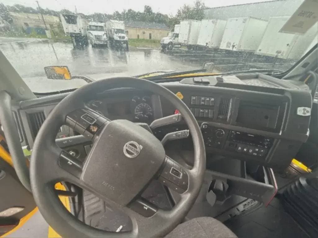2022 Volvo VNL image 5