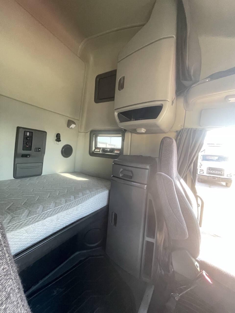 2022 Volvo VNL image 16