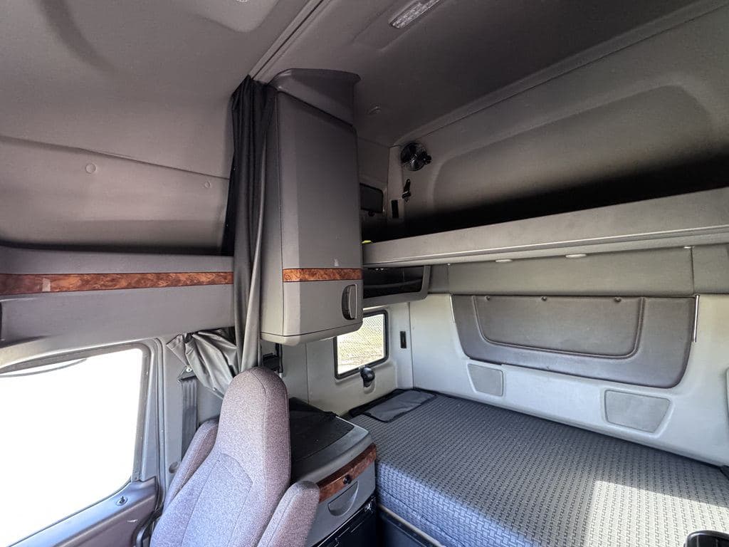 Used 2021 INTERNATIONAL LT625 image 28