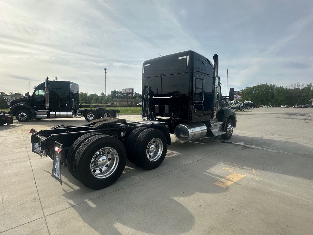 Used 2022 KENWORTH T880 image 8