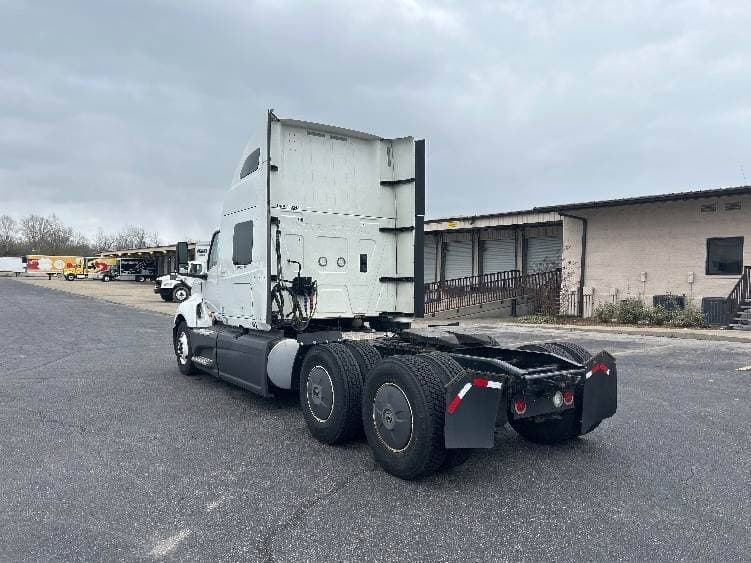 2023 International LT62F image 3