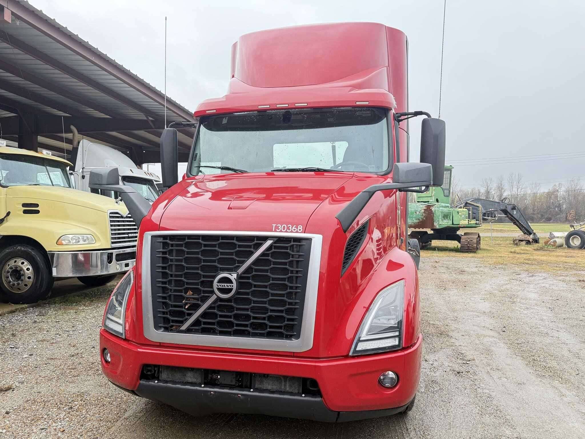 2021 Volvo VNR image 2