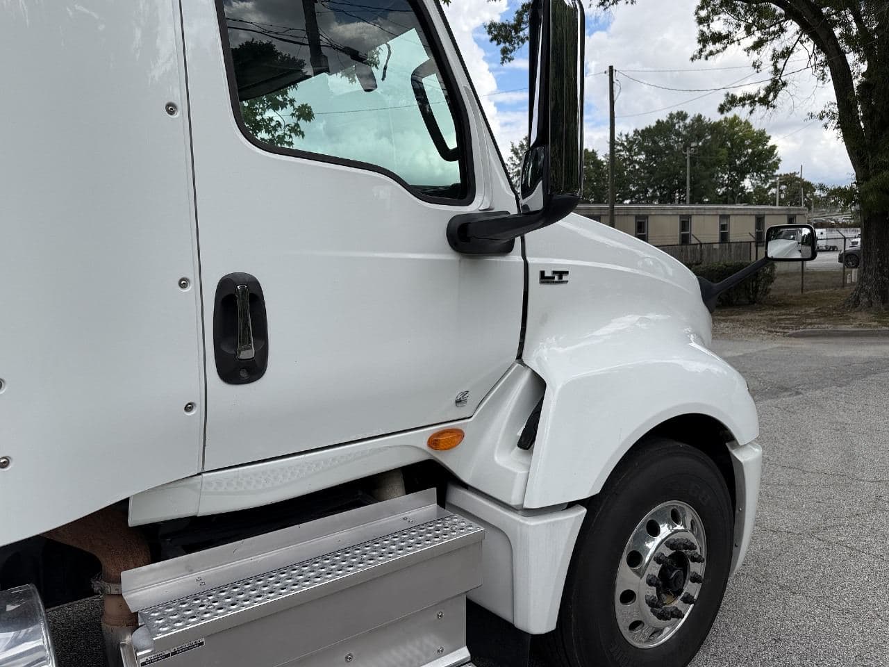 2019 International LT625 image 15