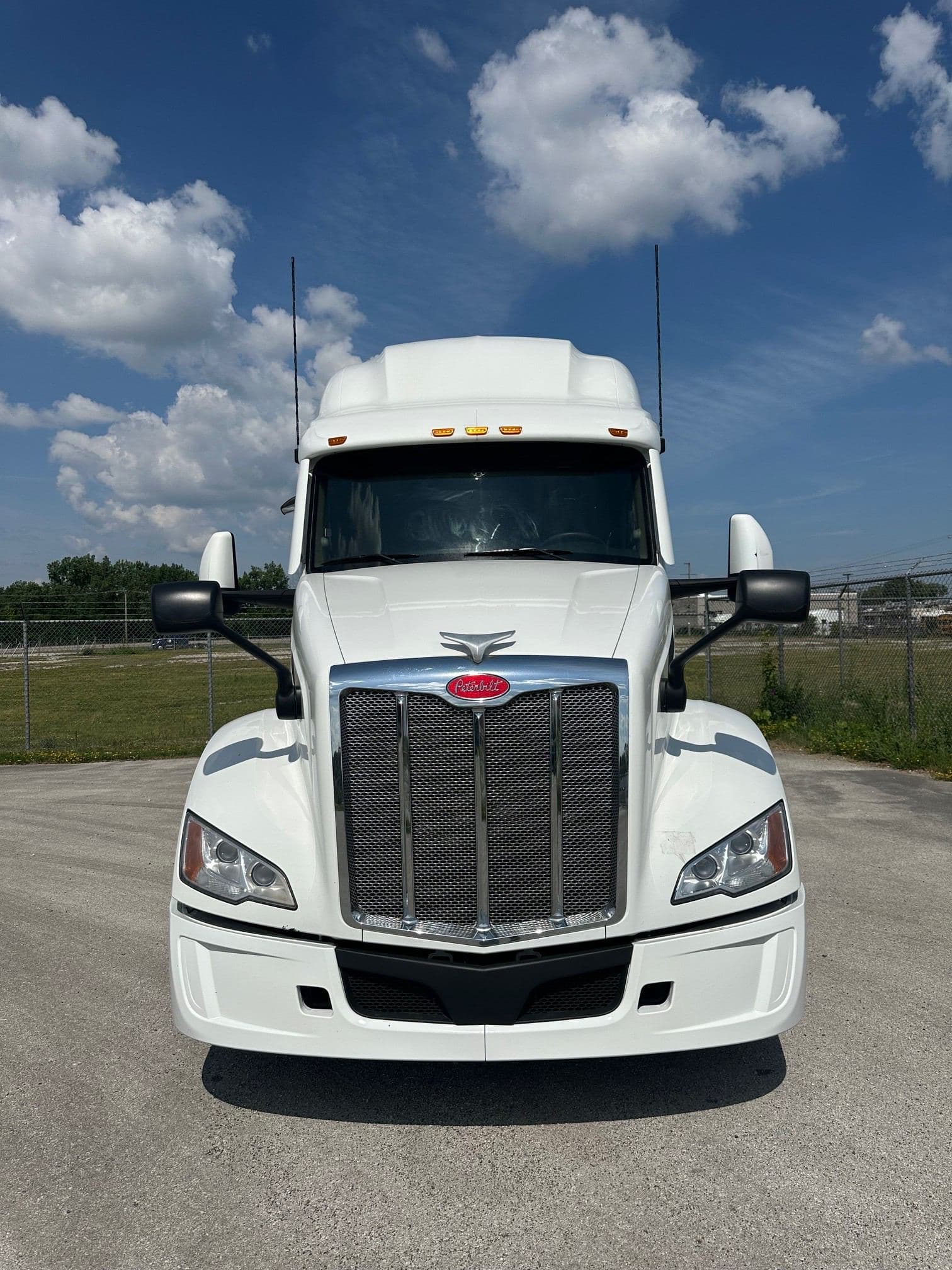 2023 Peterbilt 579 image 2