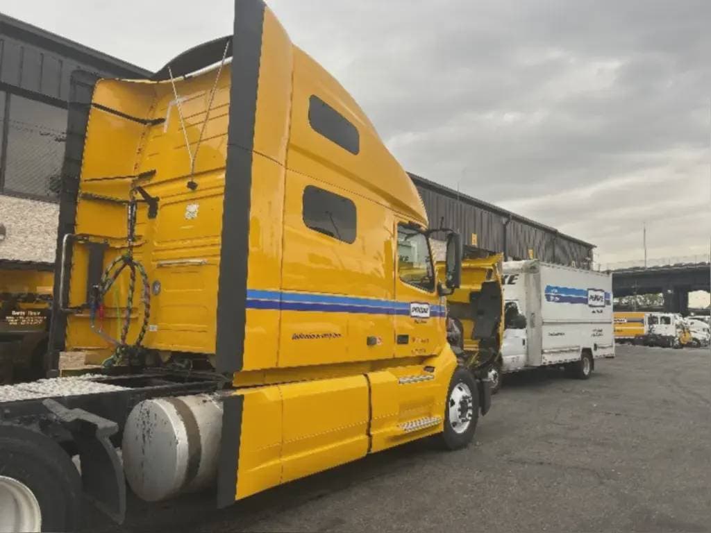2022 Volvo VNL image 9