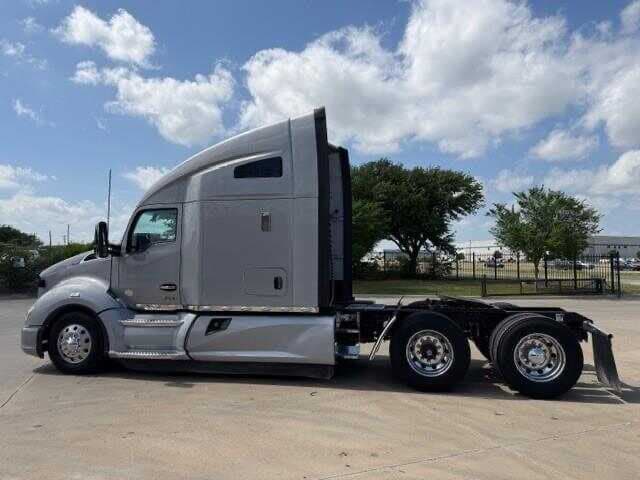 2022 Kenworth T680 image 3