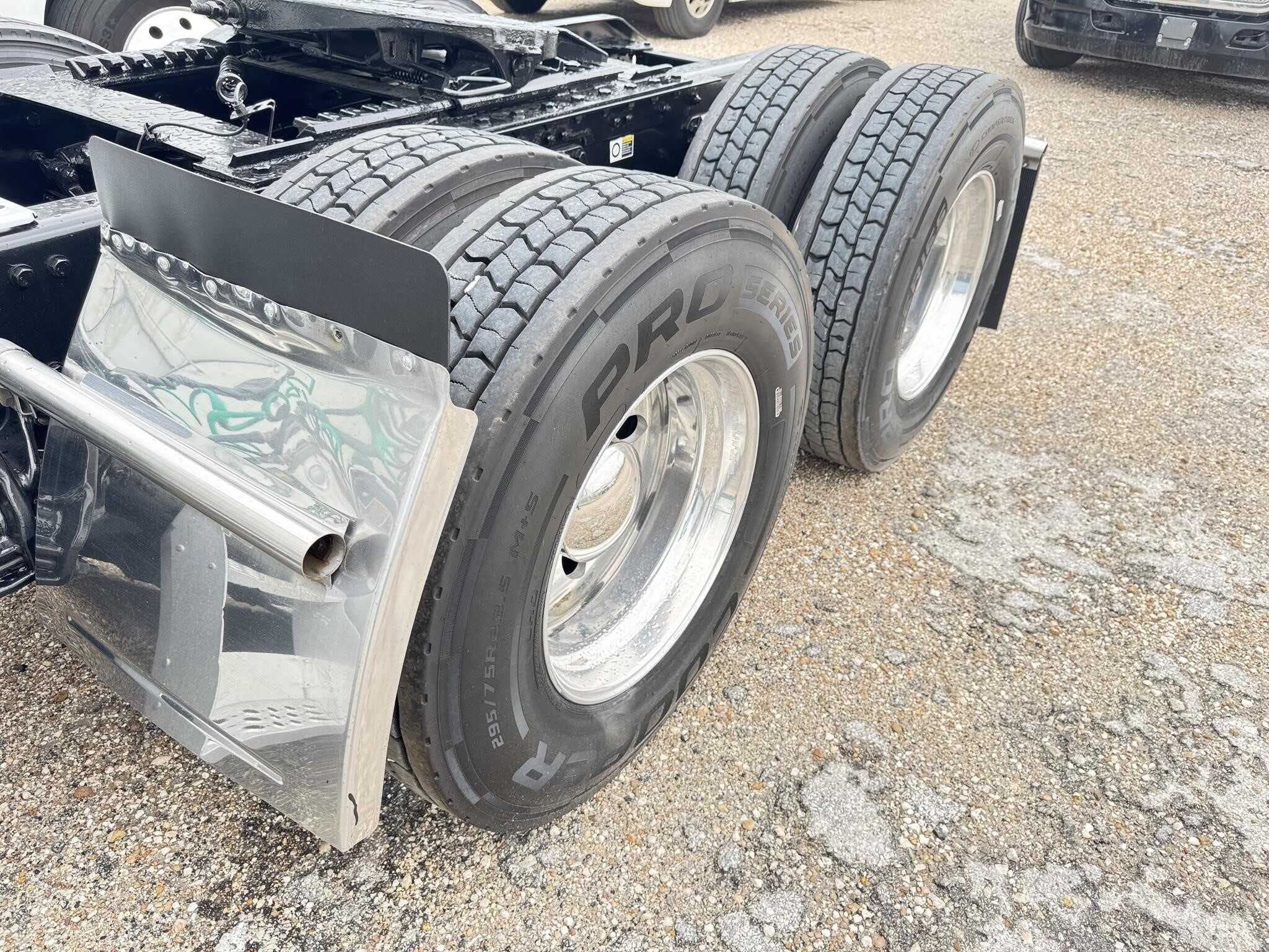 2020 Kenworth T680 image 2