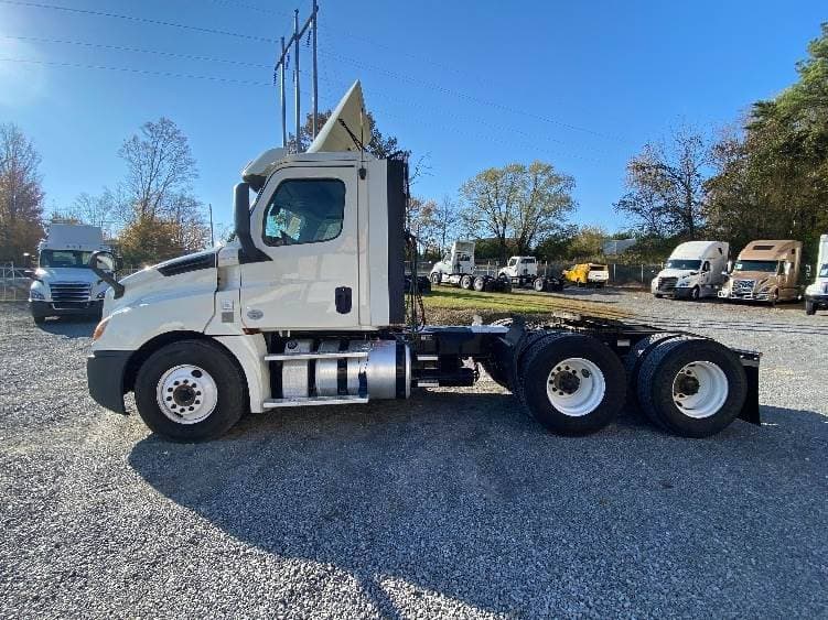 2019 Freightliner Cascadia 126 Day Cab Truck - 435HP, 12 Speed Automatic image 4