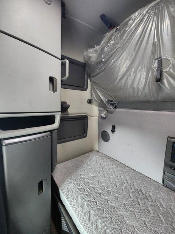 2023 Volvo VNL64T760 image 21