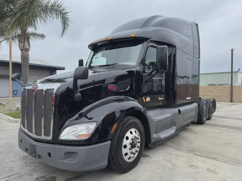 2022 Peterbilt 579 image 1