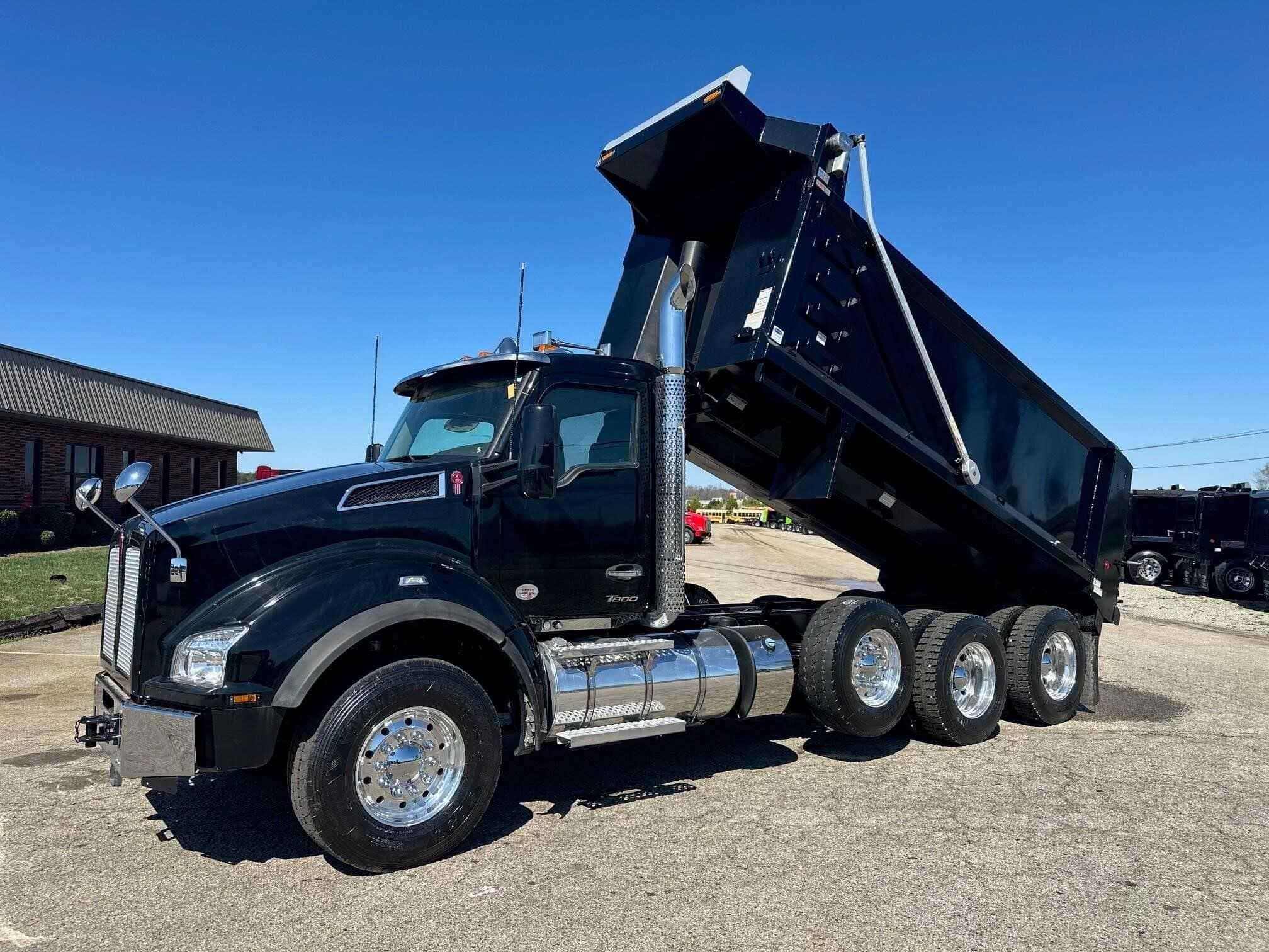 2023 Kenworth T880 image 2