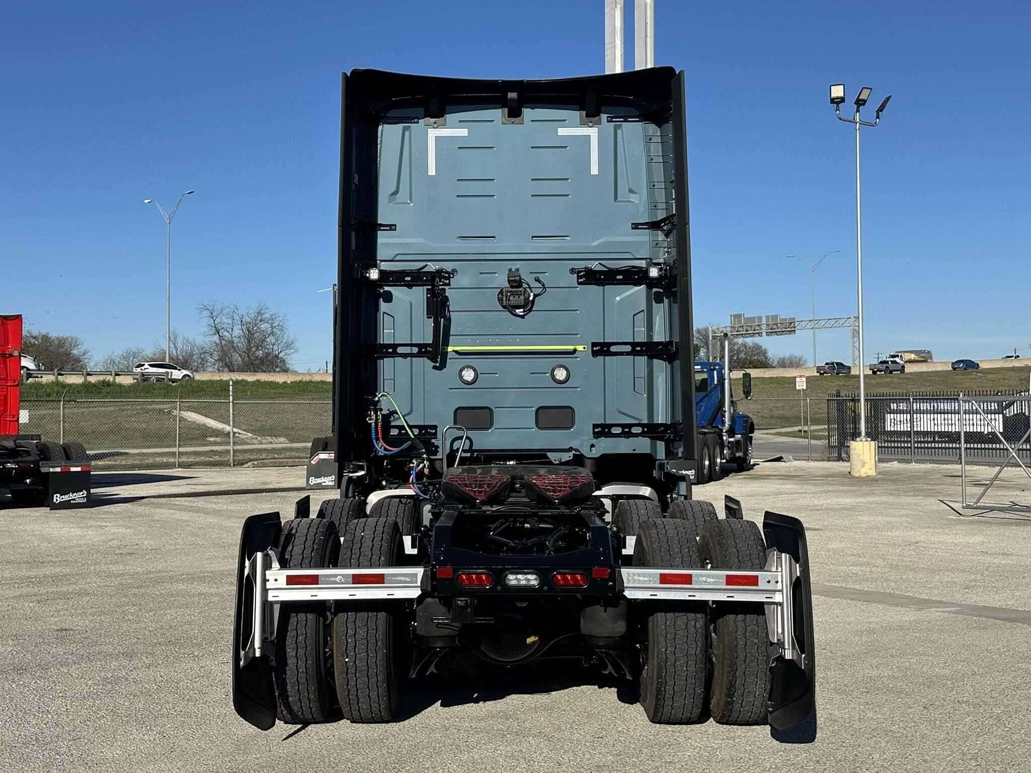 2026 Volvo NEW VNL image 4