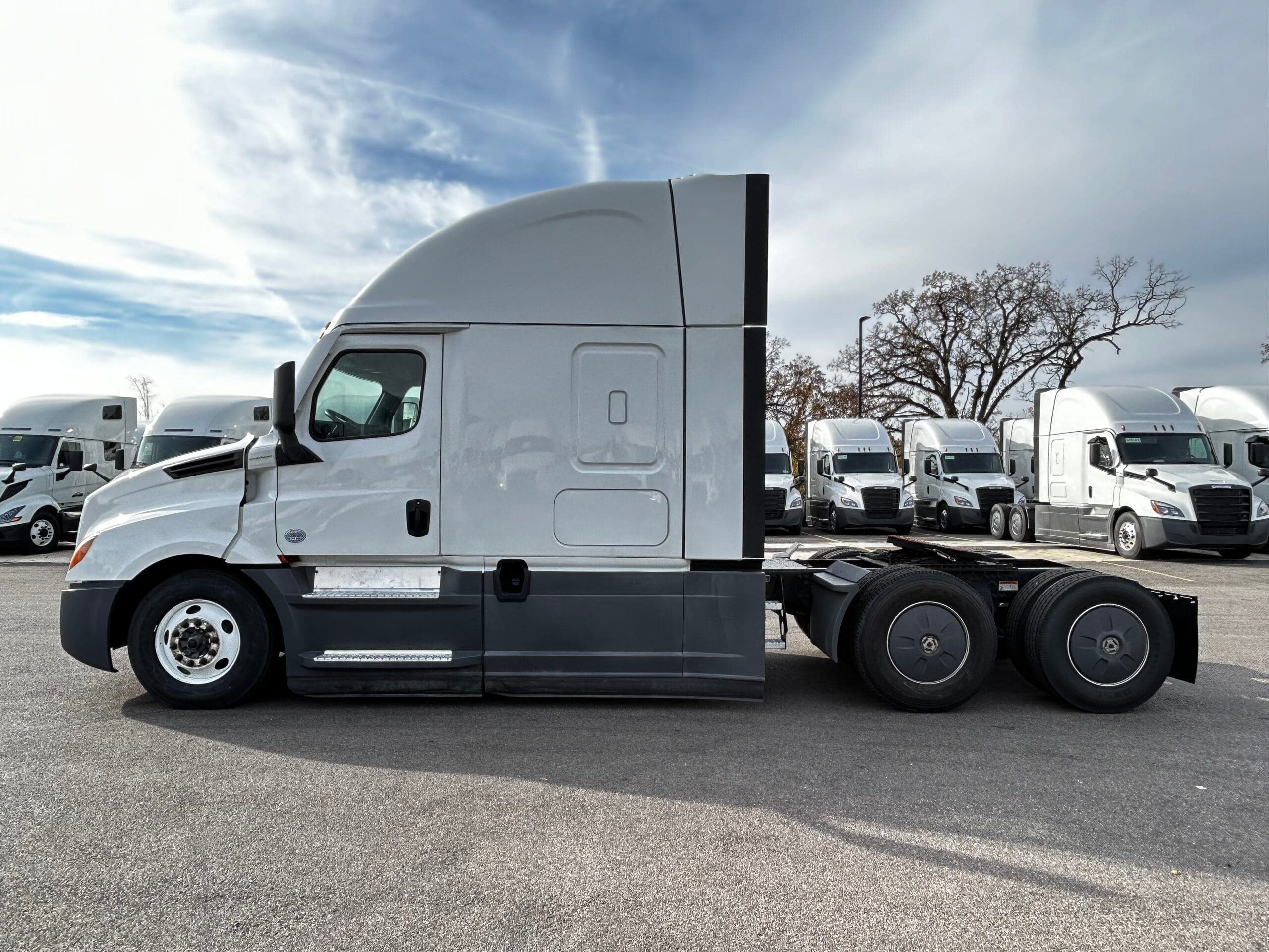 2023 Freightliner Cascadia image 3