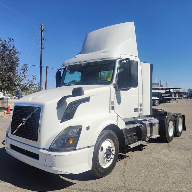 Used 2018 VOLVO VNL64T300