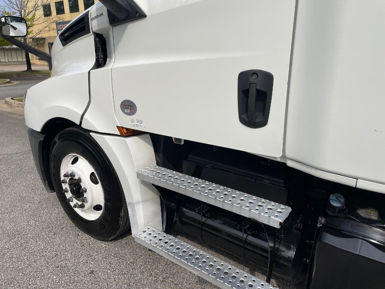 2020 Freightliner Cascadia 126 image 13