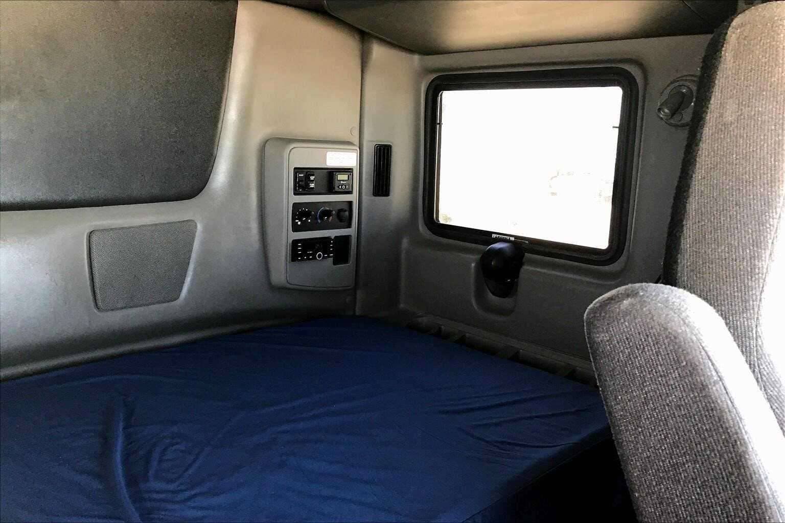 2022 International LT625 image 6