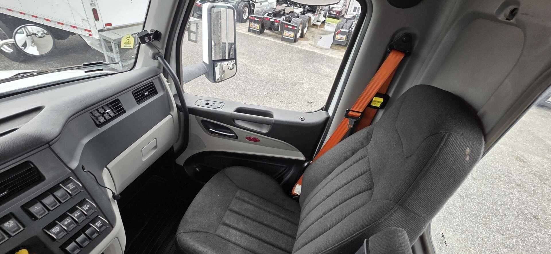 2023 Peterbilt 567 image 15