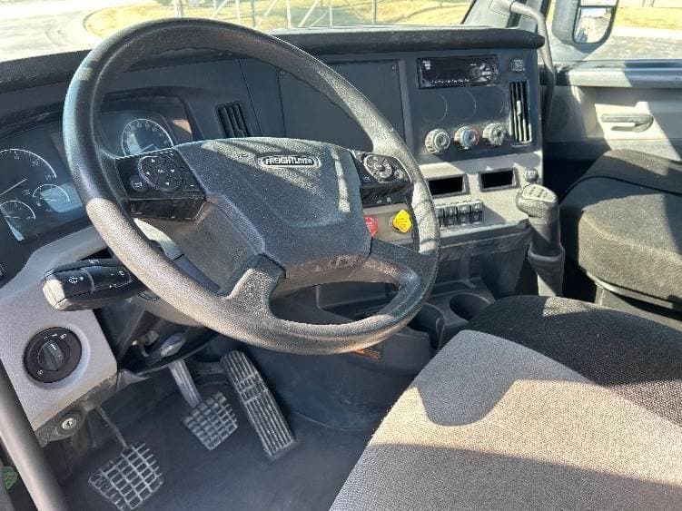 2019 Freightliner Cascadia 126 Day Cab Truck - 435HP, 10 Speed Manual image 10