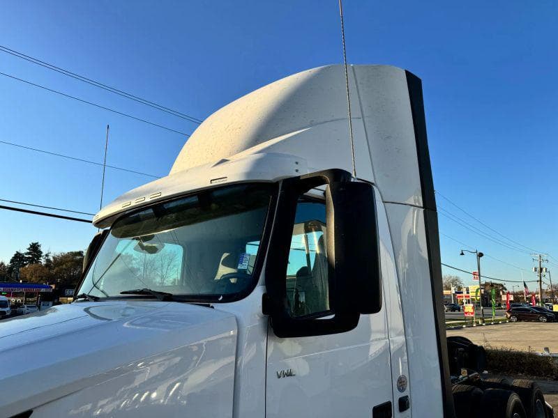 2020 Volvo VNL image 13