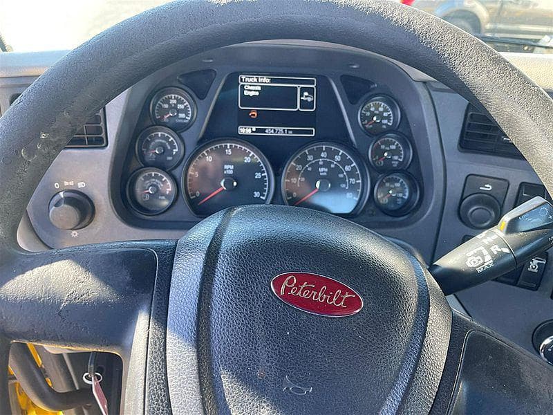 2021 Peterbilt 579 image 12