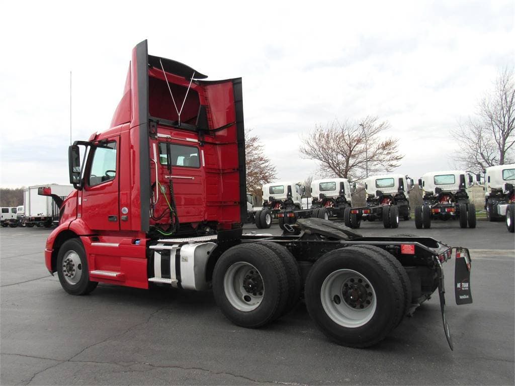 2020 Volvo VNR image 4