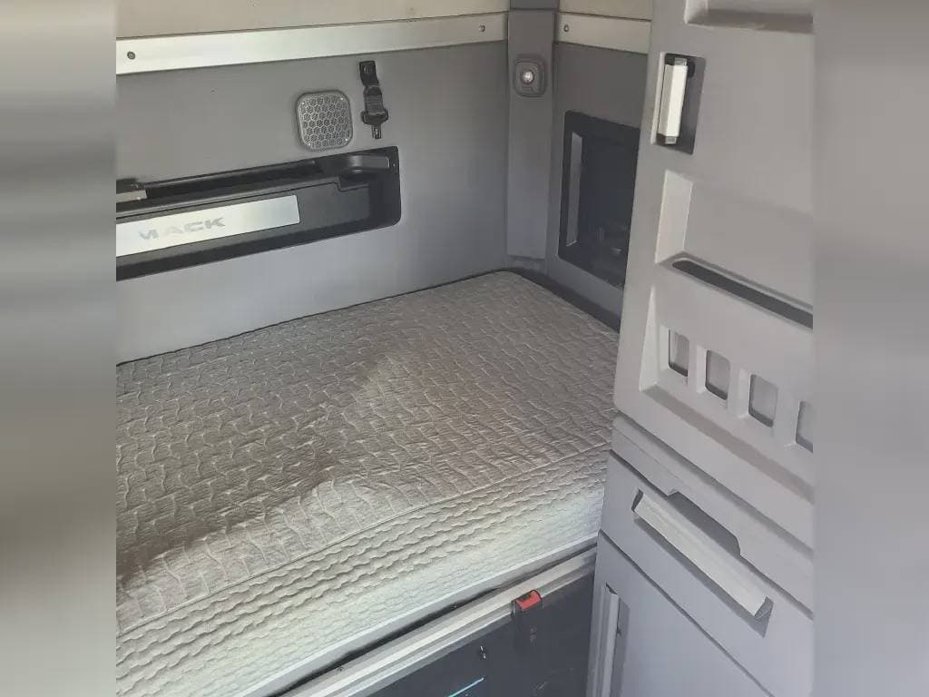 Used 2020 MACK Conventional - Sleeper Truck image 4