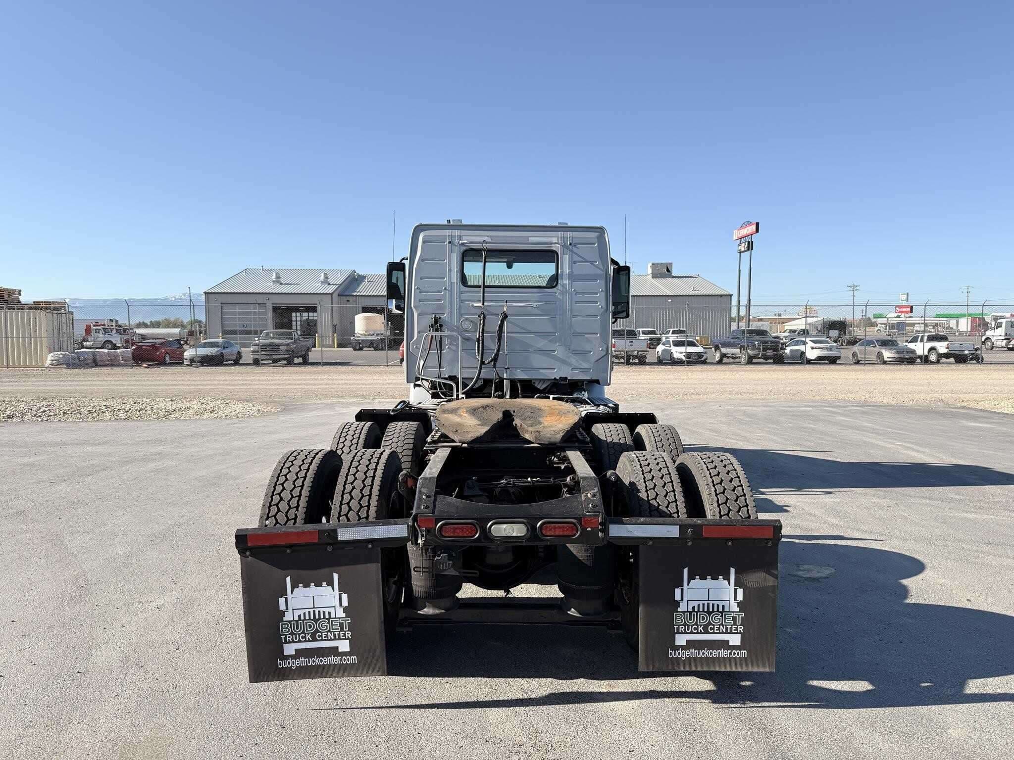 2020 Volvo VNR image 5