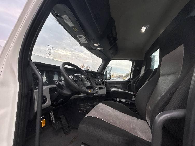 2019 Freightliner Cascadia 126 Day Cab Truck - 455HP, 12 Speed Automatic image 10