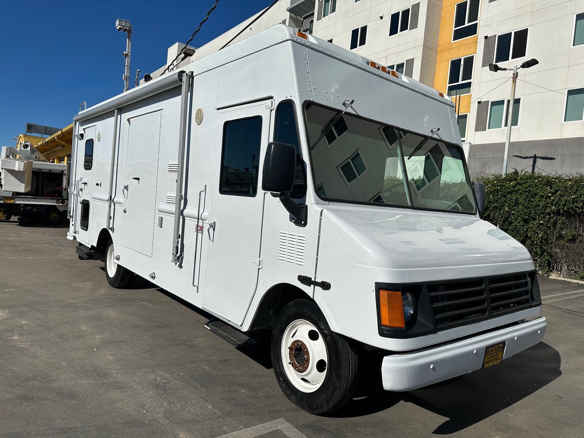 2002 WORKHORSE Step Van with Handicap Lift image 1