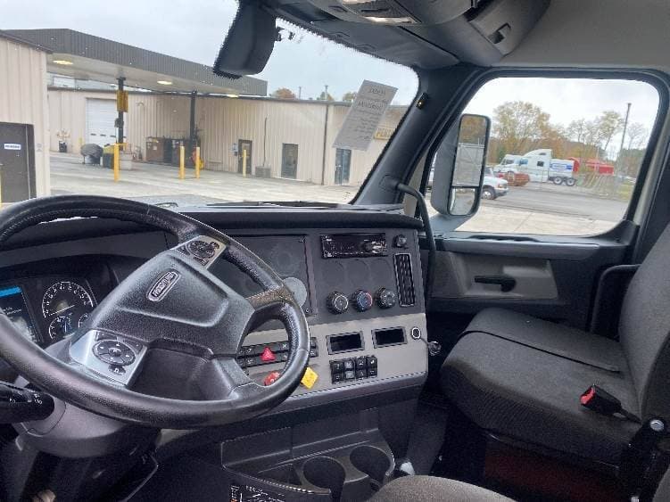 2019 Freightliner Cascadia 126 Day Cab Truck - 435HP, 12 Speed Automatic image 10