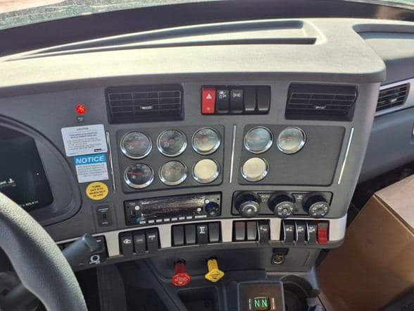 2025 Kenworth T880 image 22