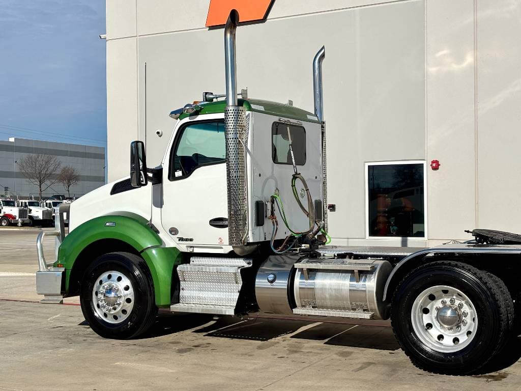 2021 Kenworth T880 image 8