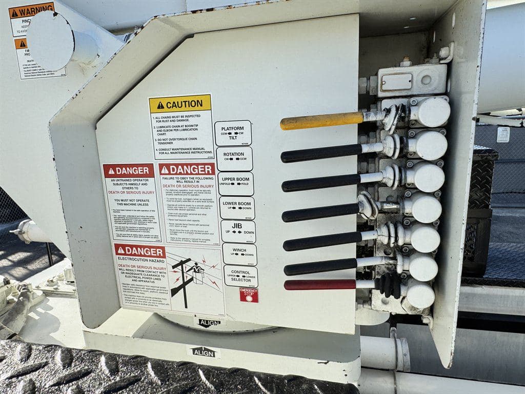 2015 Freightliner M2 106 image 26