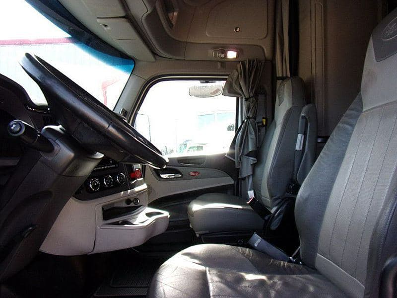 2023 Peterbilt 579 image 9