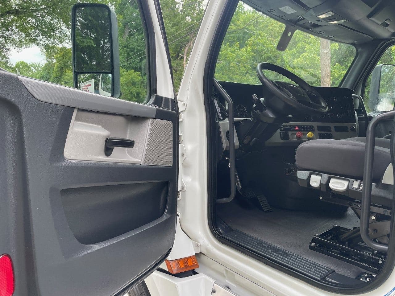 2019 Freightliner Cascadia 126 image 16