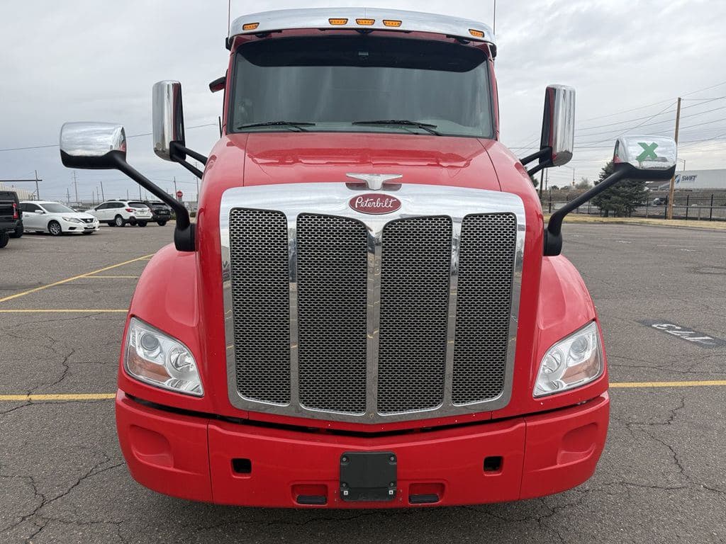 Used 2022 PETERBILT 579 image 2