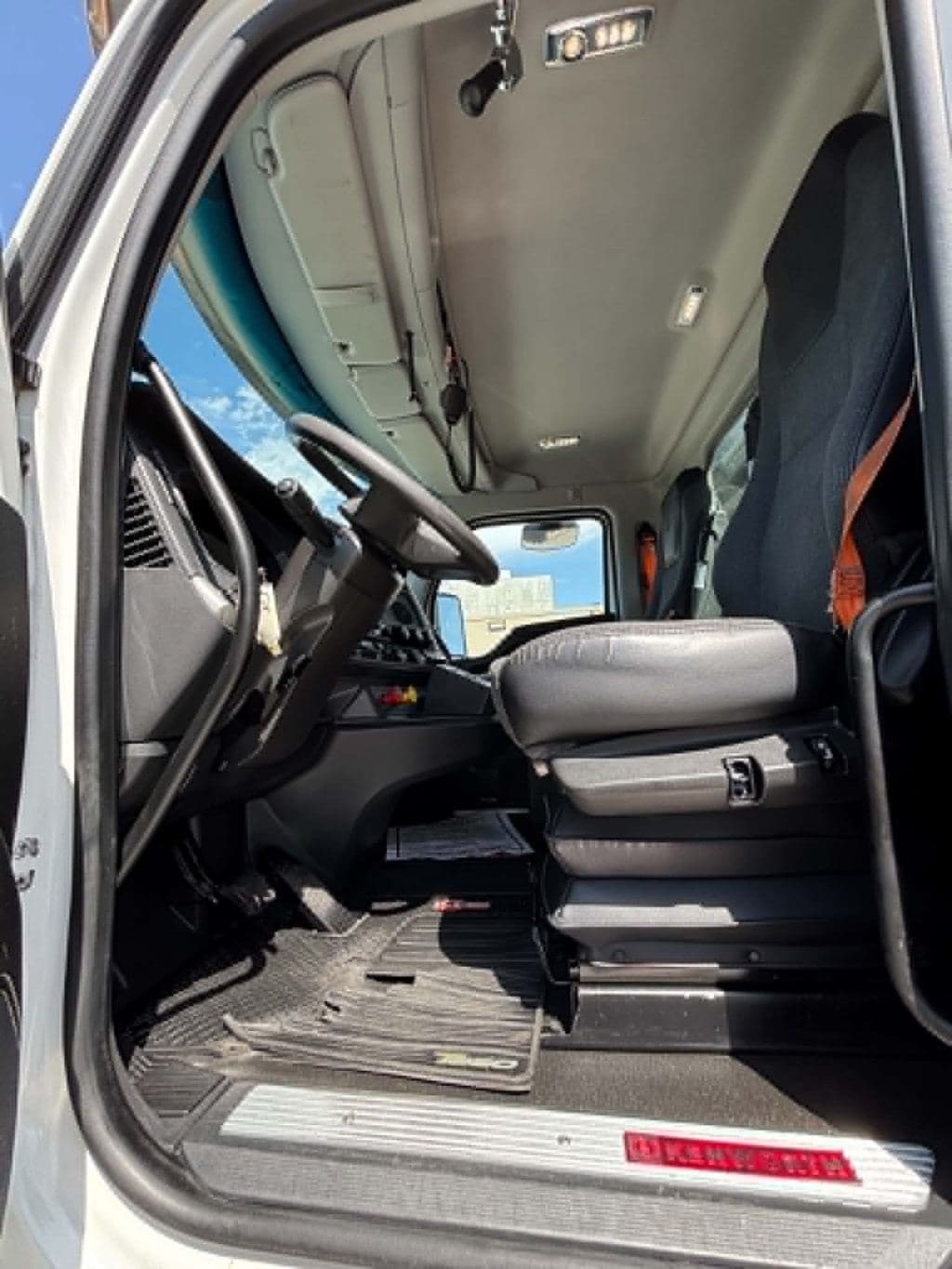 Used 2024 KENWORTH T880 image 17