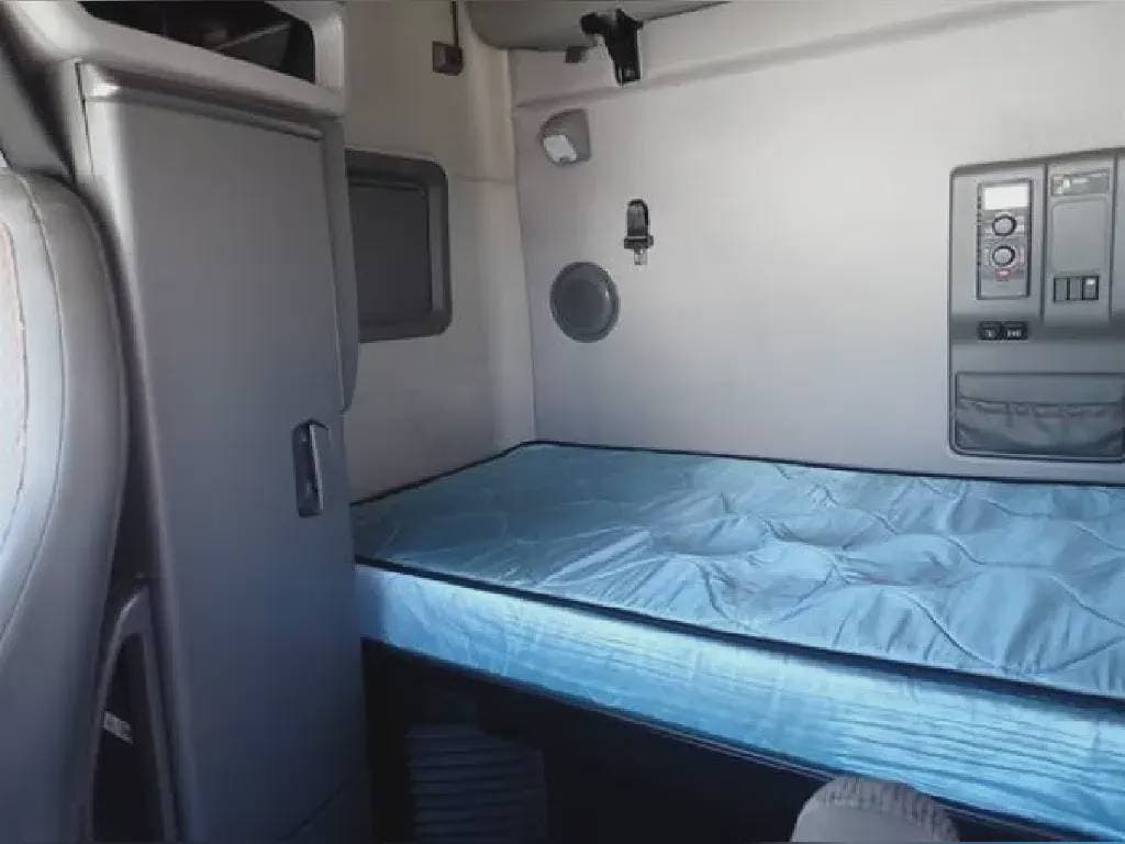 2022 Volvo VNL image 2