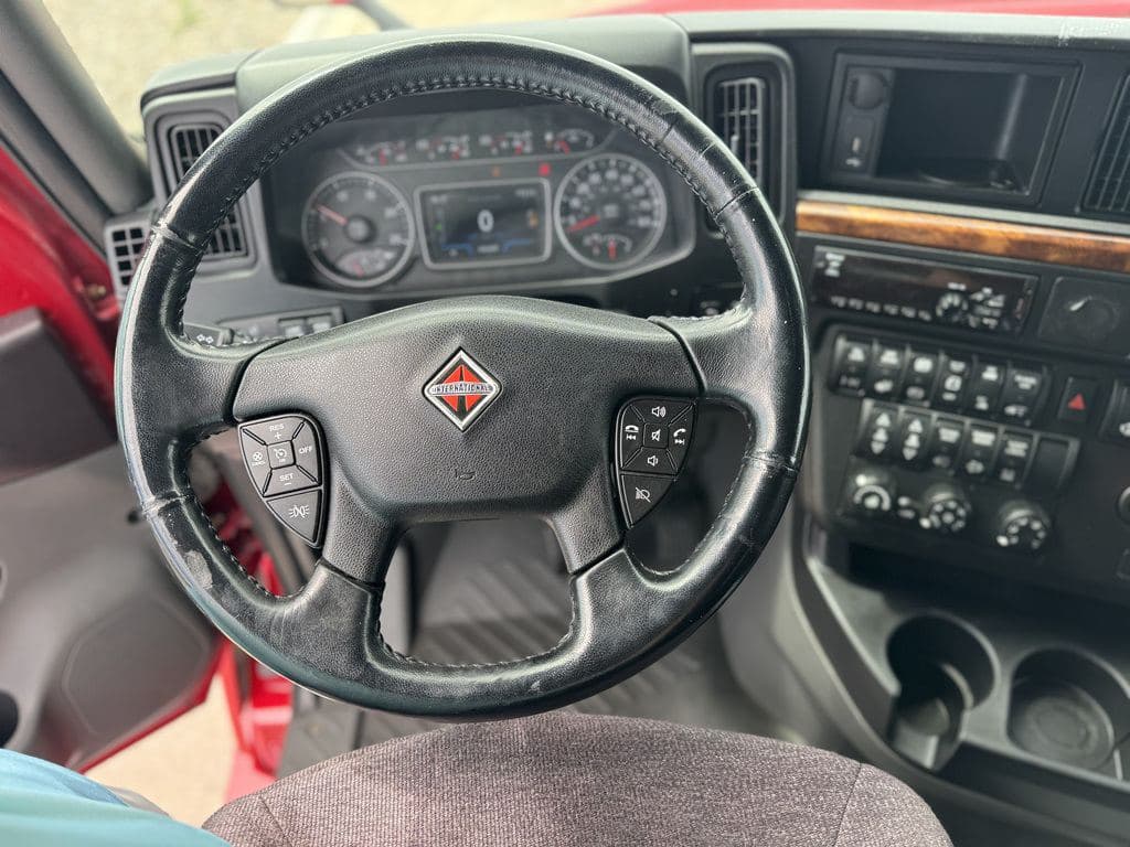 Used 2021 INTERNATIONAL LT625 image 17