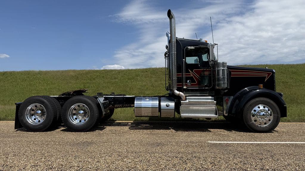 Used 2021 KENWORTH W900L image 4