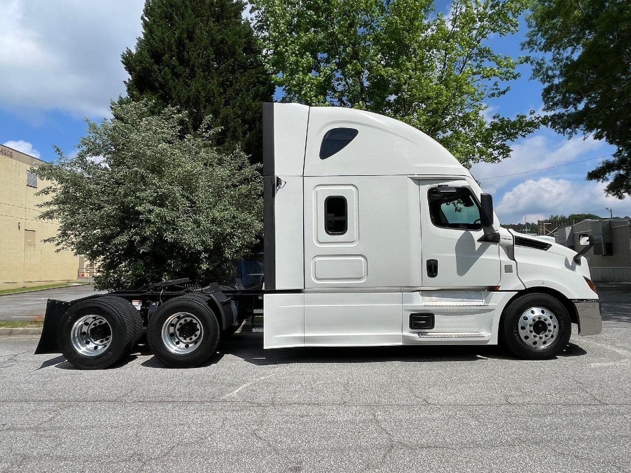2020 Freightliner Cascadia 126 image 2