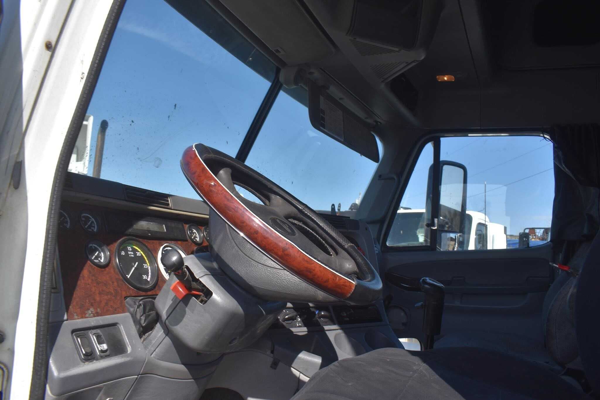 2010 Freightliner CST120 image 5