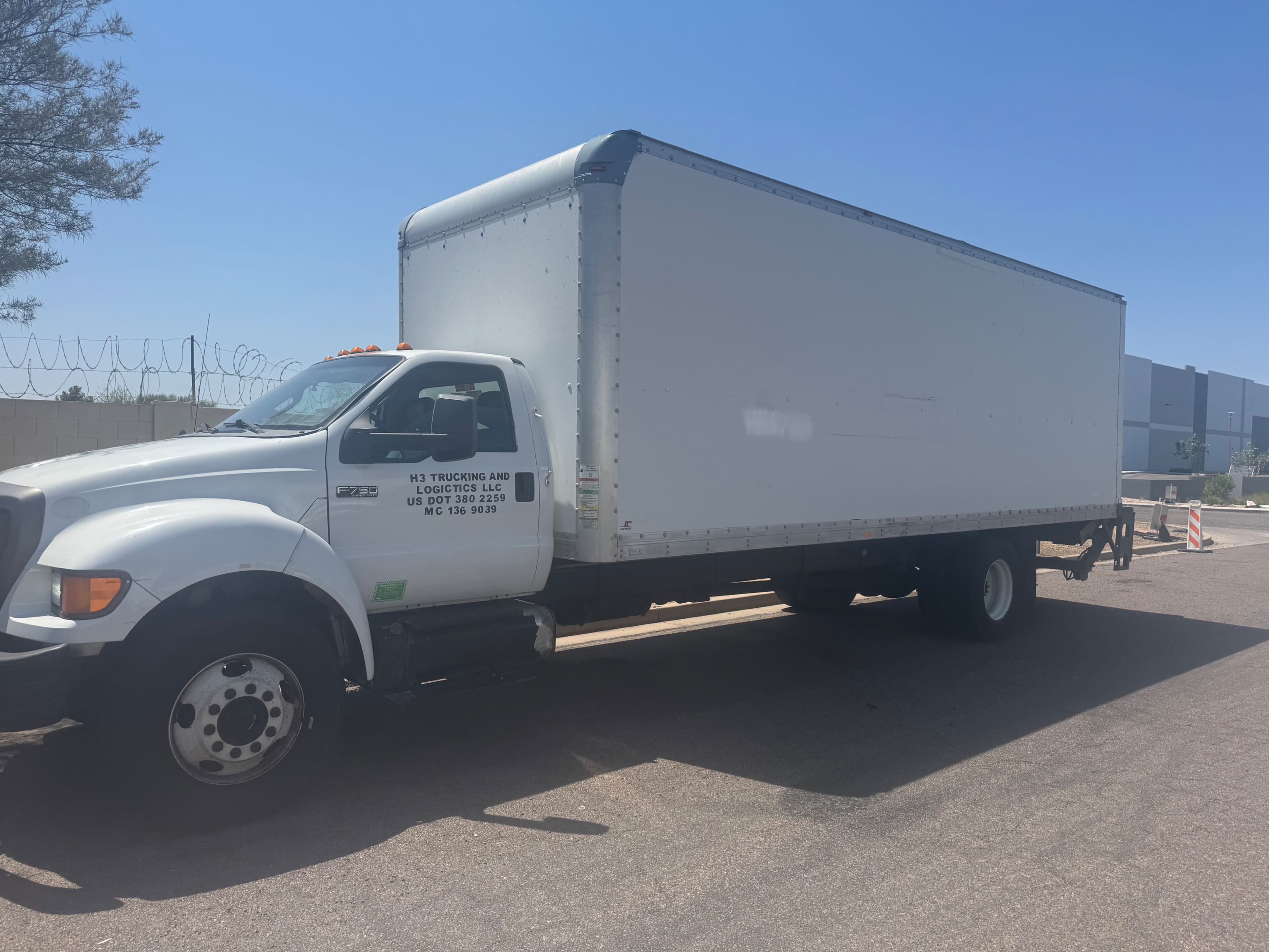 2013 Ford F-750 image 2