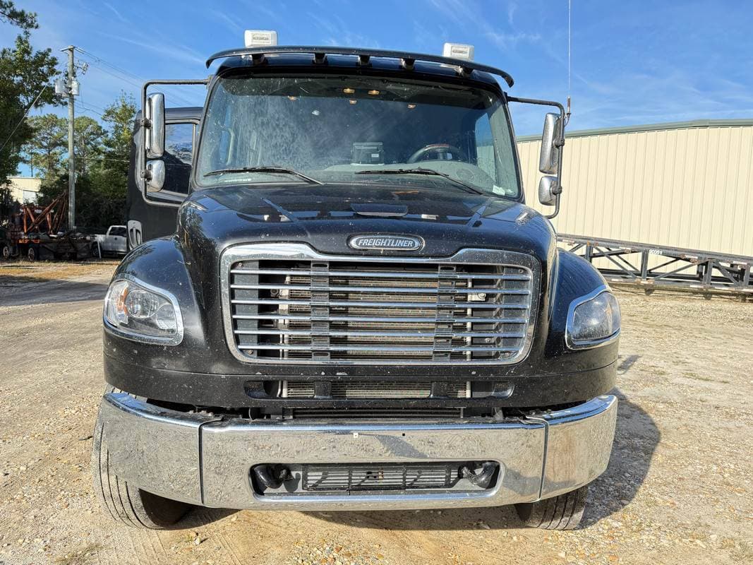 2021 Freightliner M2 image 1